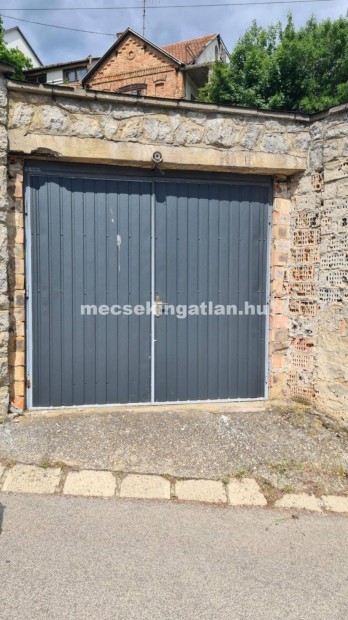 P�cs 400 �gyas klinik�n�l elad� z�rhat� gar�zs