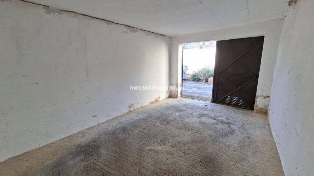 P�cs Attila utc�ban kiad� z�rt gar�zs