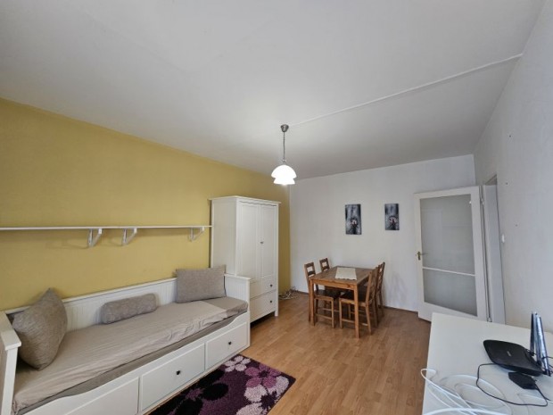 P�cs-Belv�ros�ban kiad� lak�s