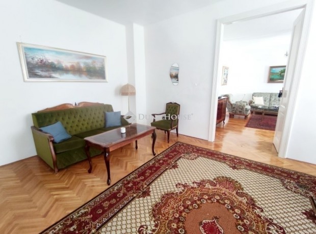 P�cs-Kir�ly utca-polg�ri lak�s kerttel