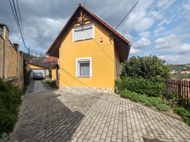 Pécs-Mecsekoldalban, Tettyén örökpanorámás családi ház eladó!
