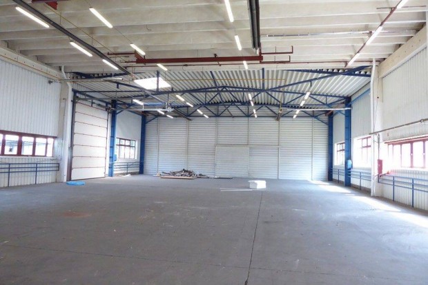 Pécs Nyugati ipari részen 1200 m2-es csarnok kiszolgáló helyiségekkel