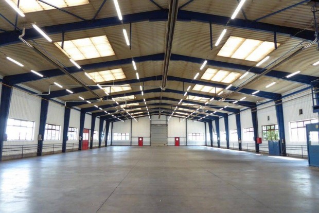 Pécs Nyugati ipari részen 1540 m2-es csarnok kiszolgáló helyiségekkel