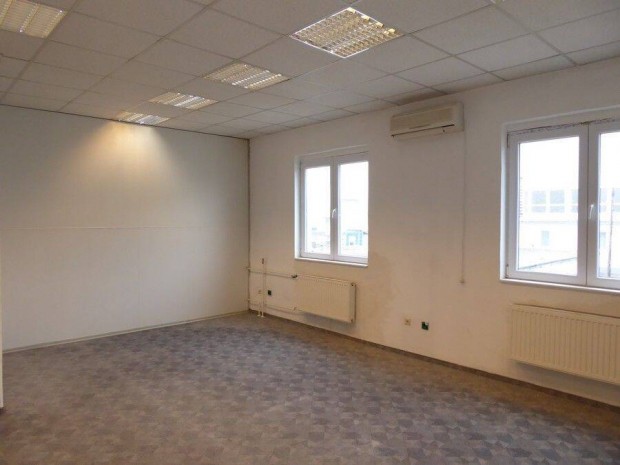 Pécs Nyugati ipari részén 1 emeleti 32,4 m2-es helyiség tárolónak, rak