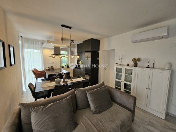 P�cs Postav�lgy k�zel�ben �jszer� kertkapcsolatos lak�s elad�