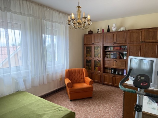 P�cs R�zsadombon 3 szob�s csal�di h�z