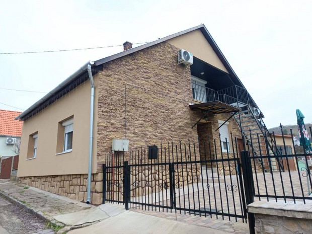 P�cs-Szabolcsfalun fel�j�tott 2 szintes csal�di h�z elad�