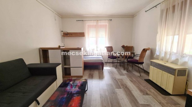 P�cs Szigeti �ton elad� f�ldszinti t�glalak�s