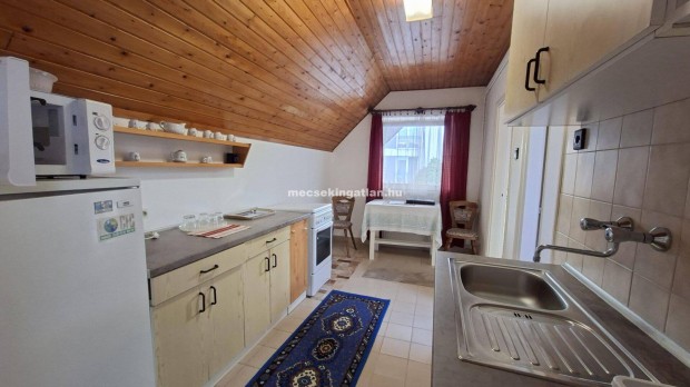 P�cs, Homok utc�ban di�k r�sz�re kiad� garzonlak�s