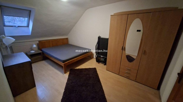 P�cs, Kir�ly utc�ban kiad� t�glalak�s