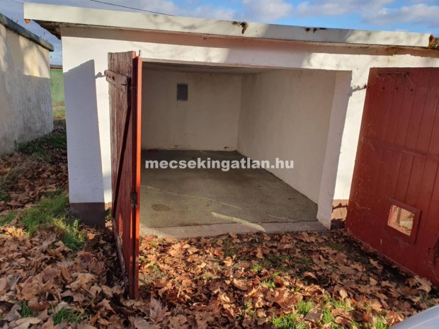 P�cs, Meszesi iskol�n�l gar�zs elad�