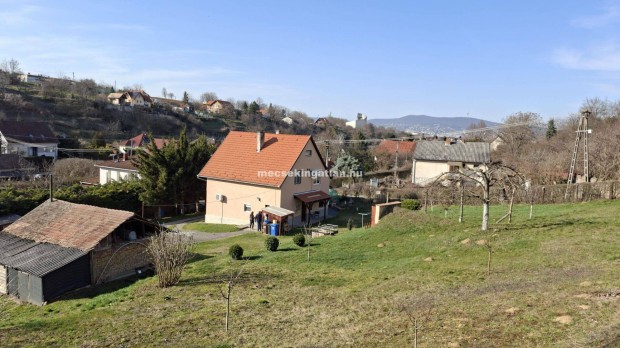 P�cs, Postav�lgyben elad� csal�di h�z elad�-napelemmes