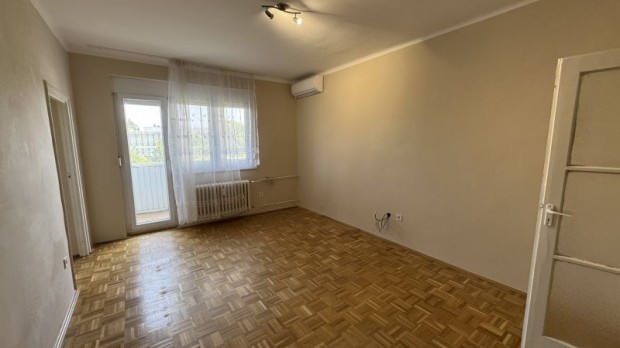Pécs - Uránváros, első emeleti téglalakás eladó!