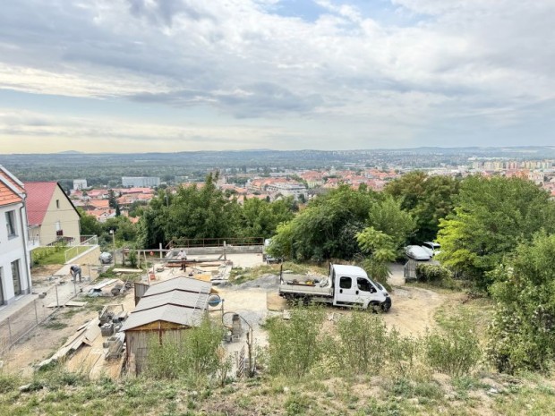 P�cs- belv�rosi �p�t�si telek k�sz dupla gar�zzsal elad�!