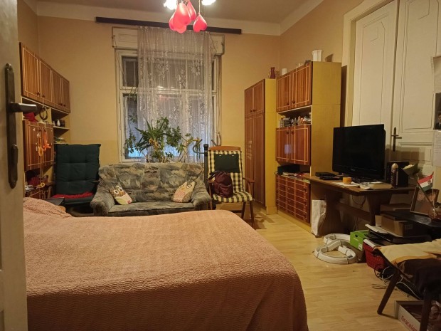 Pécs belváros szélén, 100m2 tégla lakás