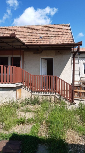 Pécs vasasi részén 3 szobás családi ház csendes zsákutcában eladó