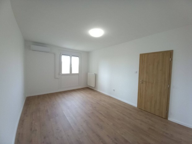 P�csett, Ur�nv�ros k�zkedvelt r�sz�n vezet�kig fel�j�tott lak�s elad�!