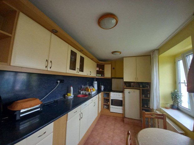 P�csett a Cs�k�ny utc�ban ikerh�z r�sz z�ld�vezeti r�szen elad�!