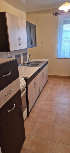 P�csett a Koml�i �ton f�ldszinti t�glalak�s kiad�!