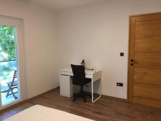 P�csett a Sz�nyi Ott� utc�ban erk�lyes panellak�s kiad�!