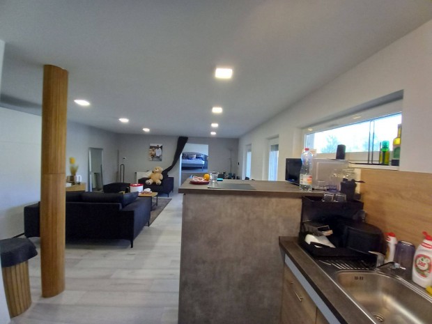 P�csett a Zsolnay Vilmos utc�ban els� em-i t�glalak�s kiad�!