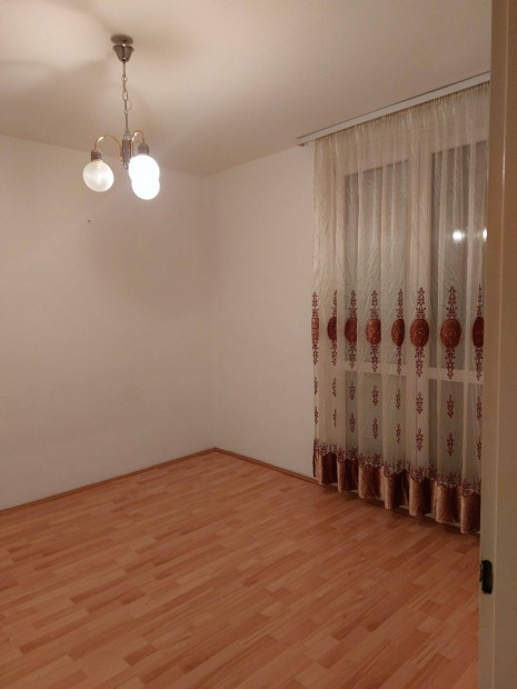 P�csett az Ajt�si D�rer utc�ban f�ldszinti, erk�lyes lak�s kiad�!