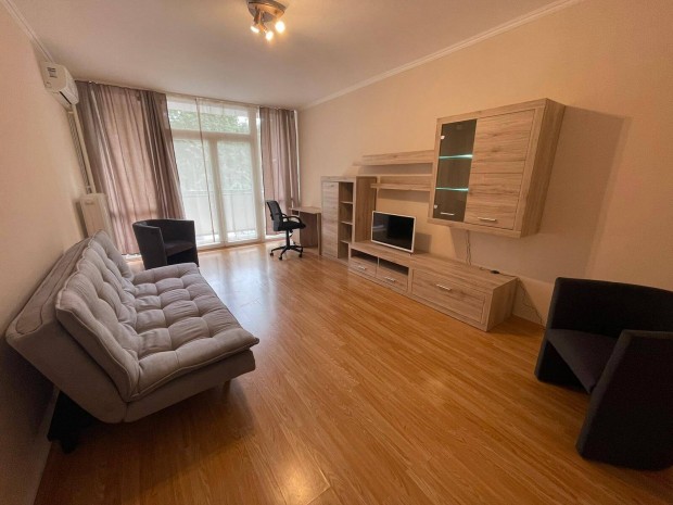 P�csett az Egyetemv�rosban azonnal kiad� 2 sz. erk�lyes lak�s