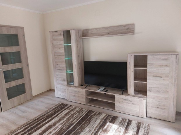 P�csett az �p�t�k �tj�n fel�j�tott, erk�lyes panellak�s kiad�!