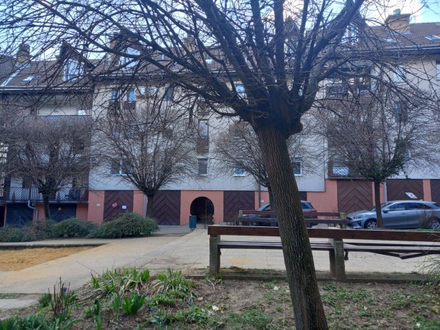 P�csett belv�rosban Farkas Istv�n utc�ban �n�ll� z�rt gar�zs elad�!