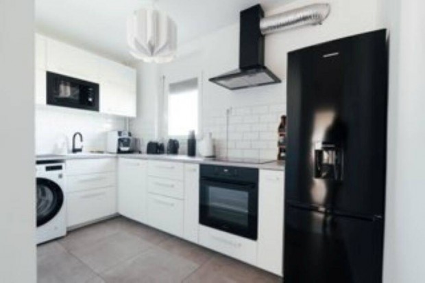 P�csett kertv�rosi 3 szob�s, fel�j�tott, modern, sz�p lak�s elad�