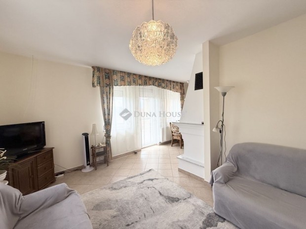 P�csi 135 nm-es h�z elad�