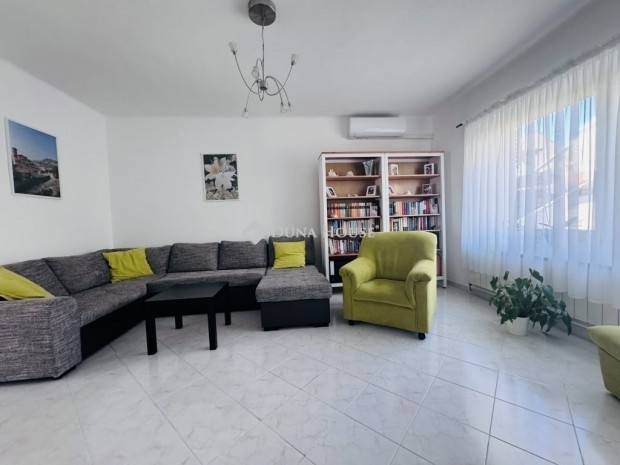 P�csi 151 nm-es h�z elad�