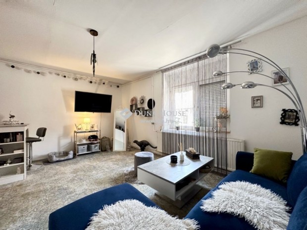 P�csi 153 nm-es h�z elad�