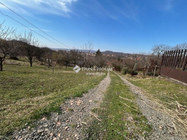 Pécsi 1594 nm-es telek eladó