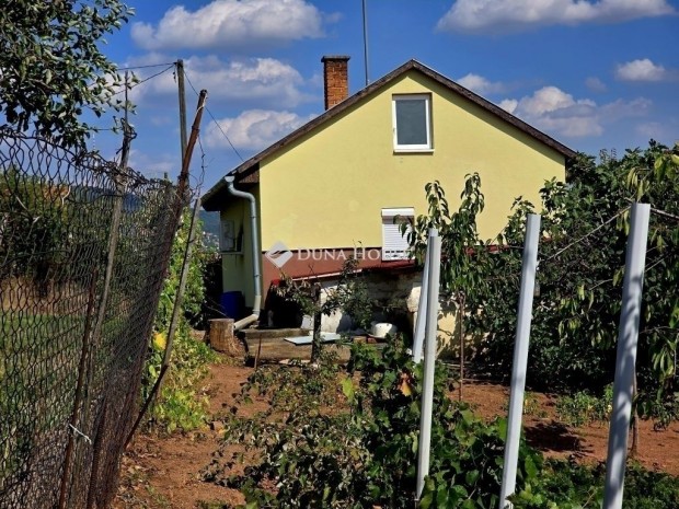 Pécsi 45 nm-es ház eladó