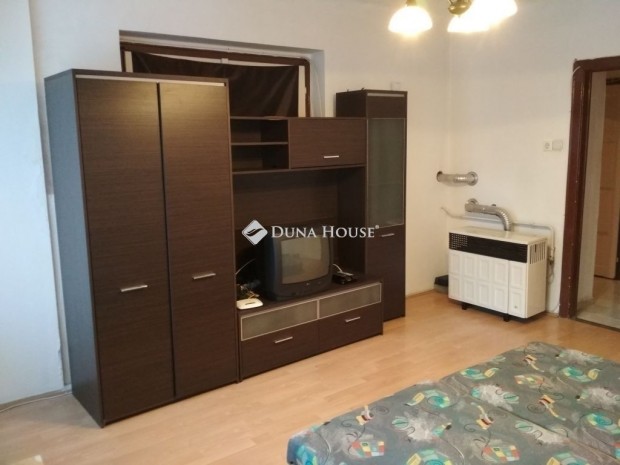 P�csi 68 nm-es lak�s elad�