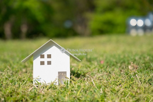 P�csi 992 nm-es telek elad�