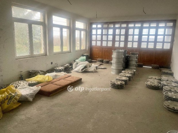 P�csi elad� 1055 nm-es h�z