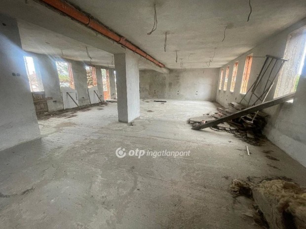 P�csi elad� 1055 nm-es h�z