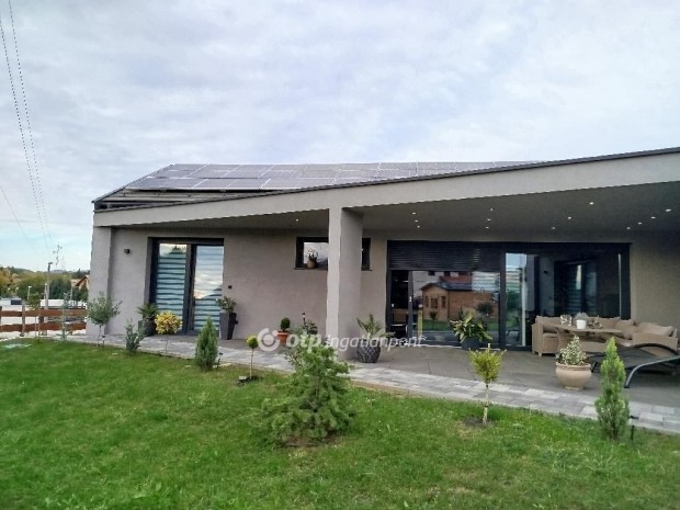 P�csi elad� 138 nm-es h�z