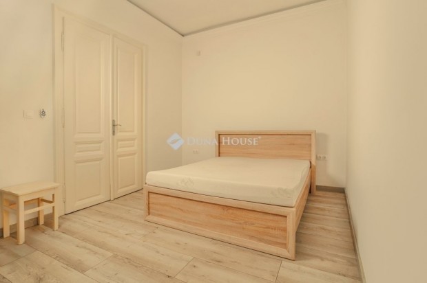 P�csi elad� 138 nm-es lak�s