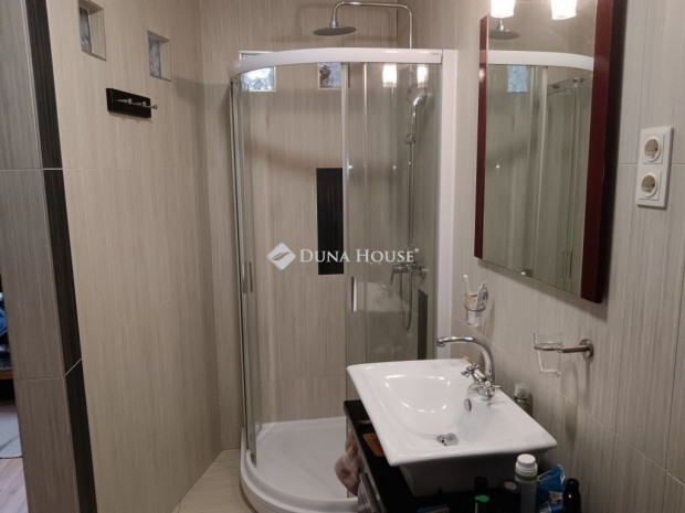 P�csi elad� 140 nm-es h�z