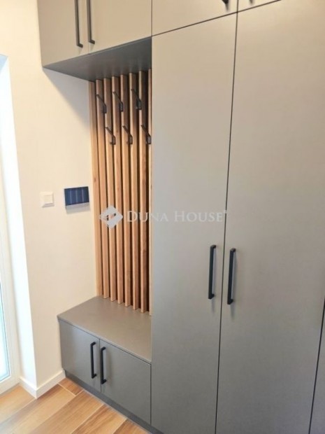 P�csi elad� 152 nm-es lak�s