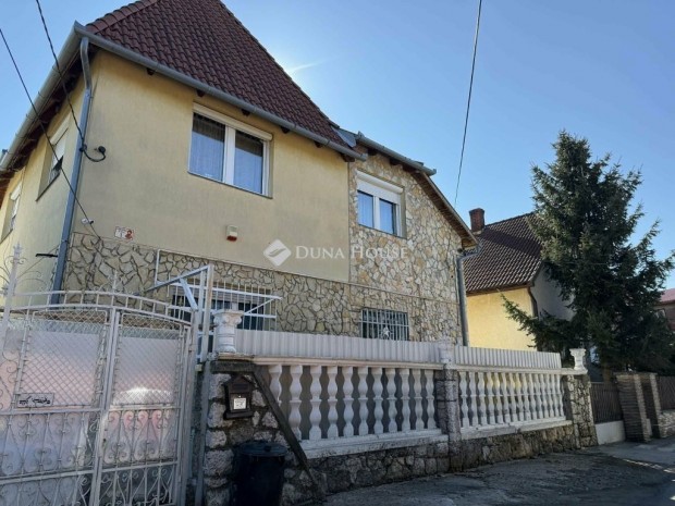 P�csi elad� 174 nm-es h�z