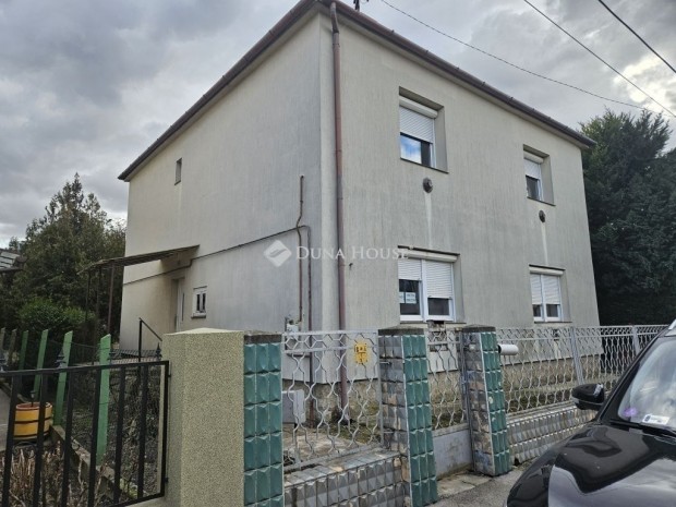 P�csi elad� 180 nm-es h�z