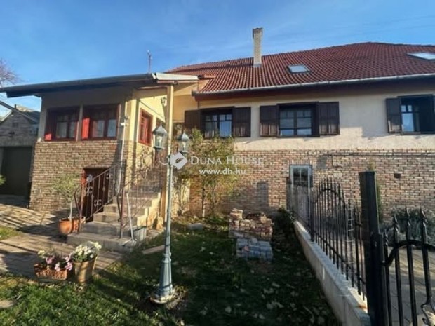 P�csi elad� 180 nm-es h�z