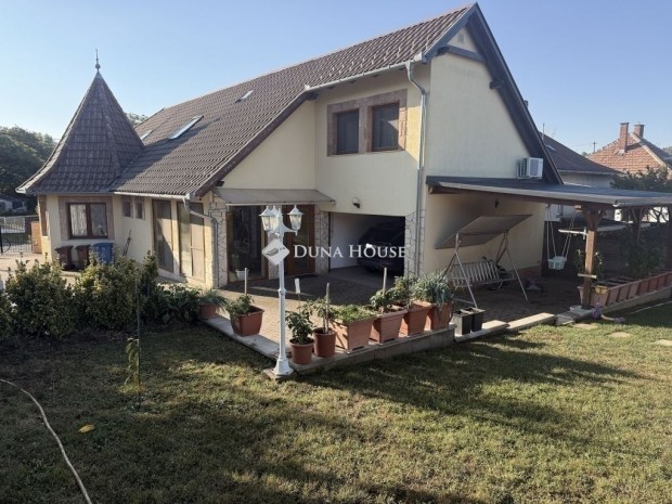 P�csi elad� 199 nm-es h�z