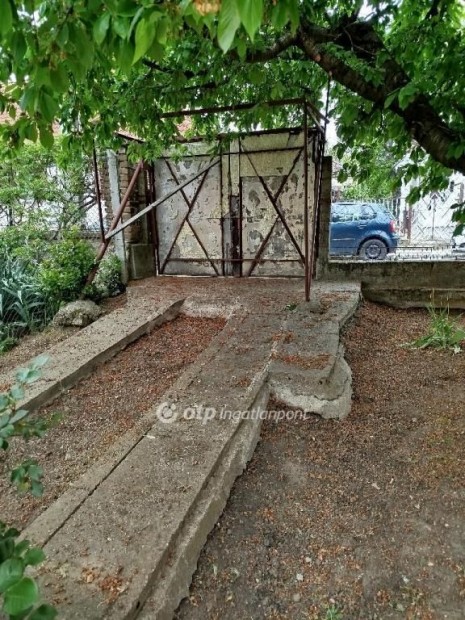 P�csi elad� 28 nm-es h�z