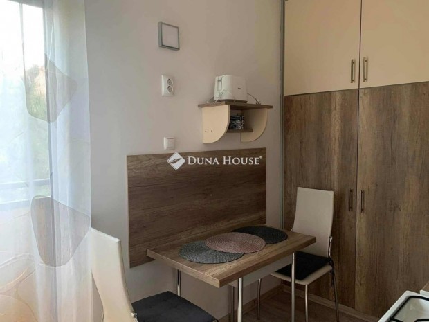 P�csi elad� 47 nm-es lak�s