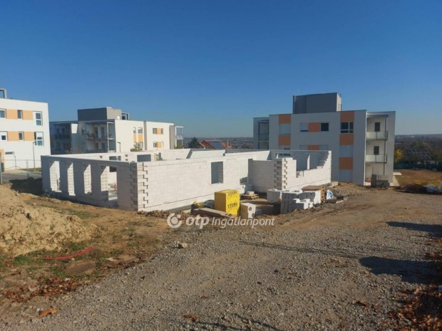 P�csi elad� 49 nm-es lak�s